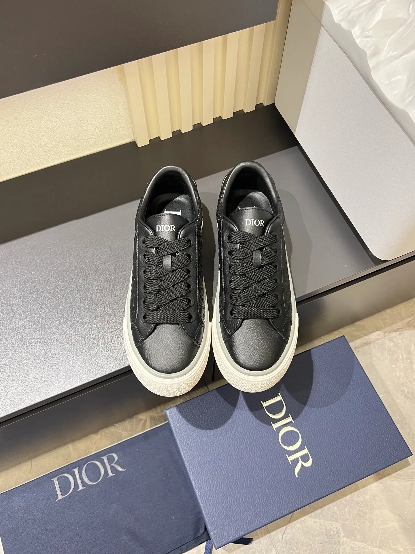 p440 DIOR* Dior B33 sneakers, brown and cream-white jacquard fabric with brown high mercerized suede upper, new for fall 2025, reinterpretation of classic tennis shoes, with a stylish silhouette that highlights a thick feel. Crafted from brown and cream-white jacquard with Oblique print and suede panels, it features a distinctive padded tongue embossed with the Dior signature, wide blue mohair laces and brass eyelets with a matte brown finish. The cream-white Dior Oblique patterned rubber sole, enhanced by the contrasting Dior 30 Avenue Montaigne signature on the rear, adds a stylish edge to casual looks. Men's model 38-44 (45 is custom-made and cannot be returned or exchanged)